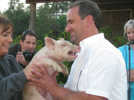 Dan & the pig get acquainted before he plants one on the pig....