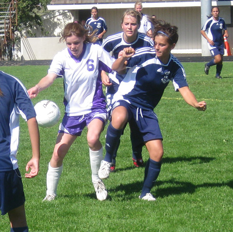 Junior midfielder Hannah Starr (6) controls the ball in traffic against the Lyncs.